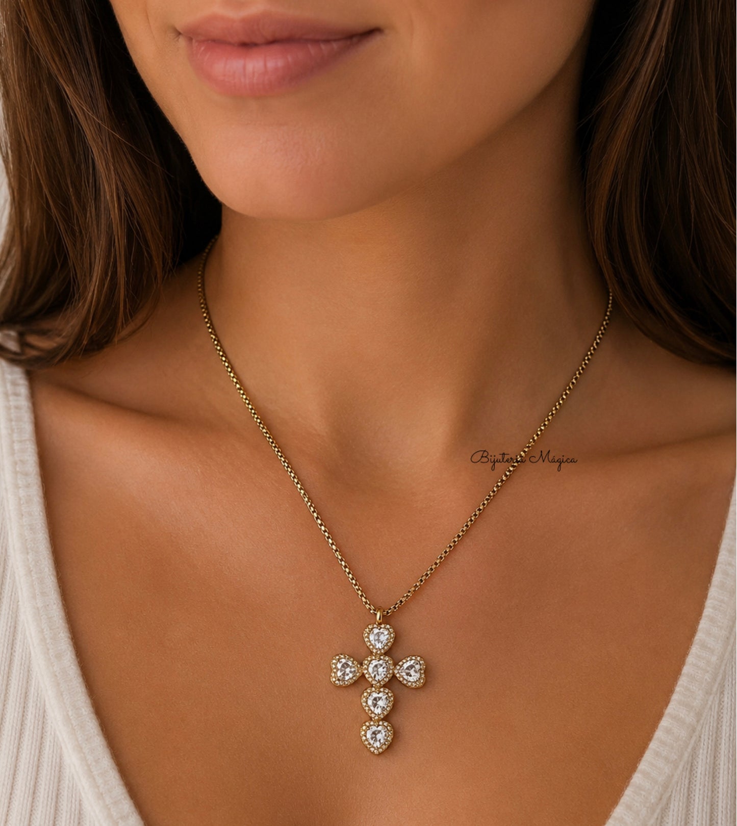 Colar Cruz de Corações Brilhantes em Aço Dourado