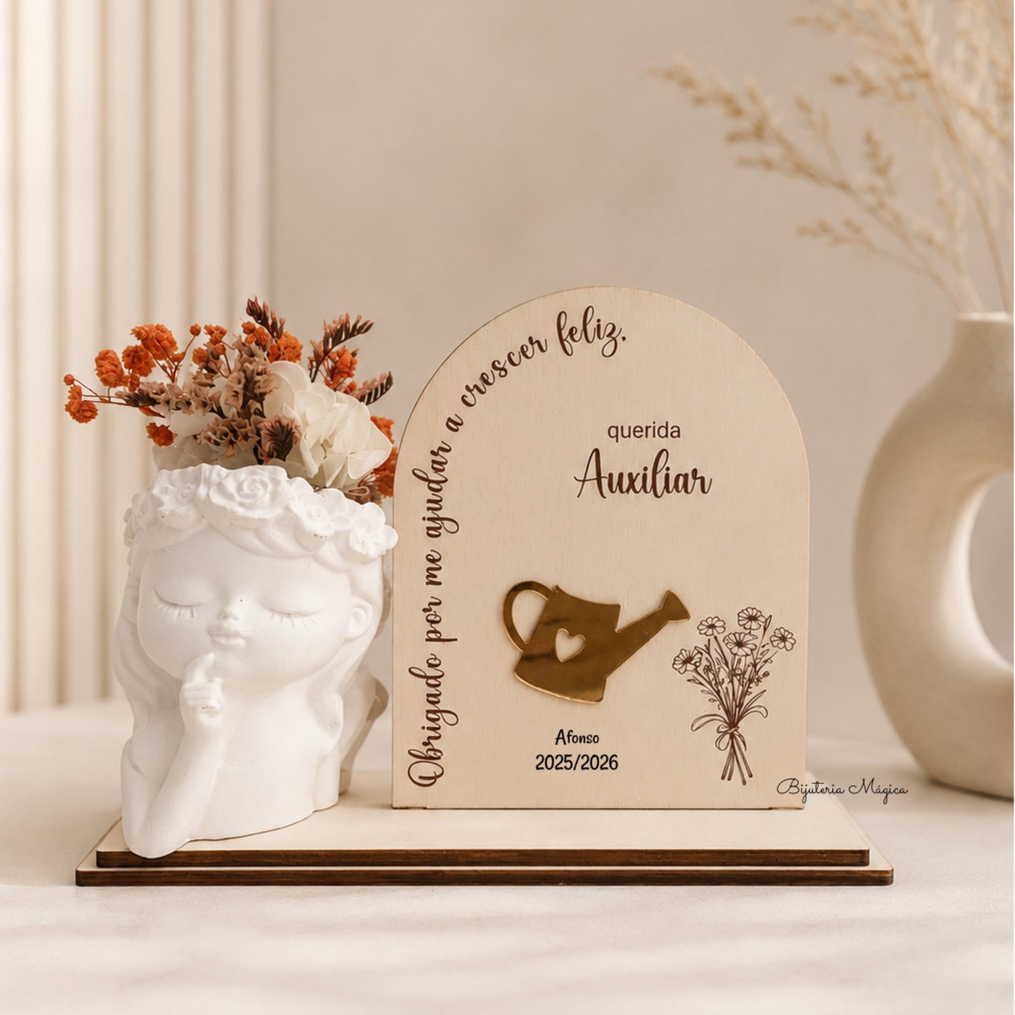 Placa Decorativa Personalizada com Vaso Floral – Auxiliar