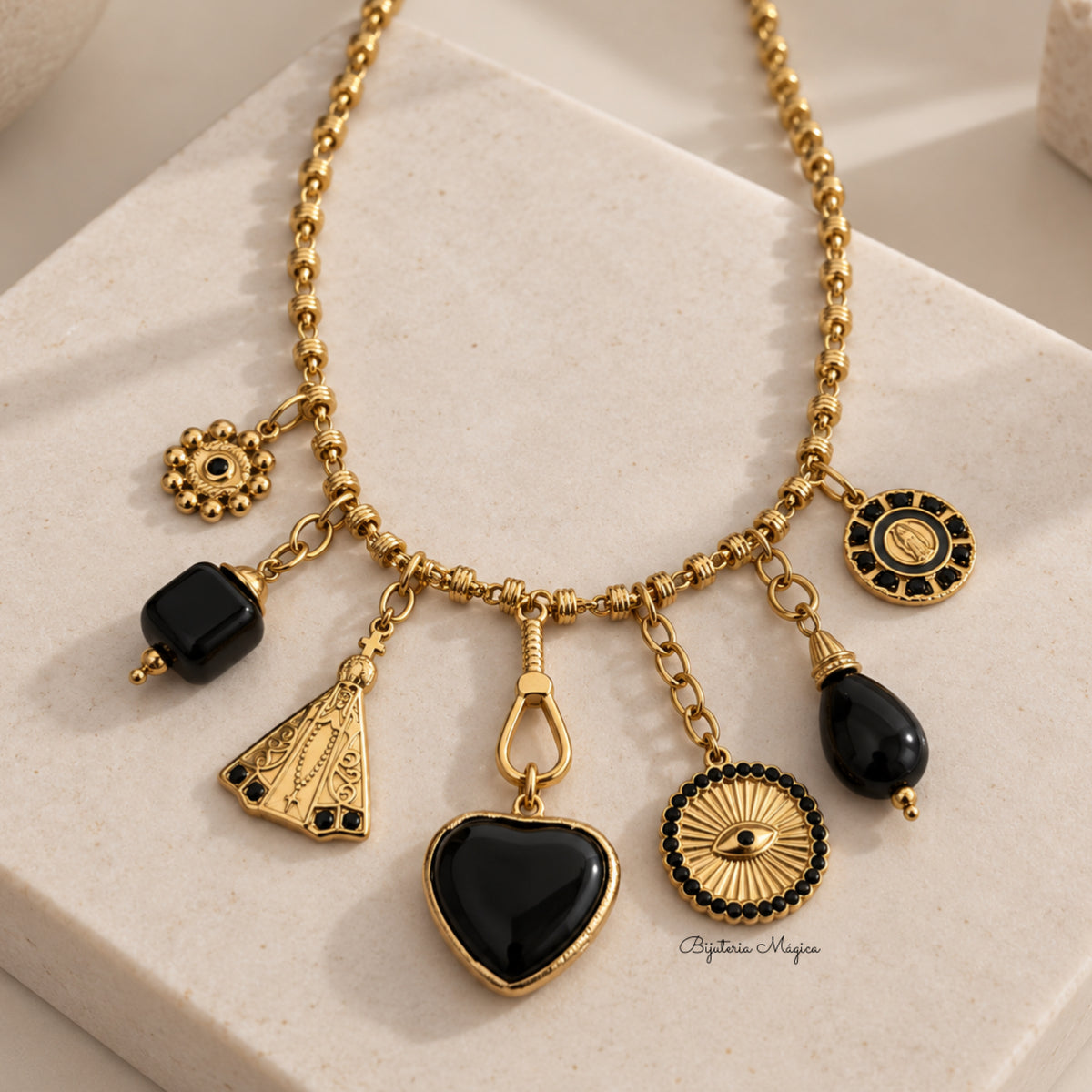 Colar Amuletos Preto & Dourado
