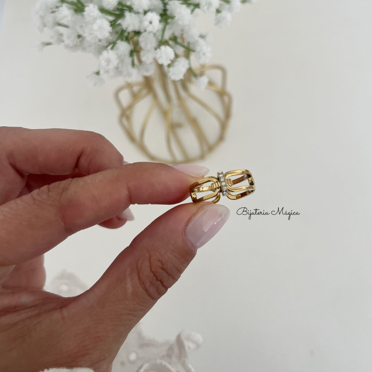 Anel Elegance Dourado em Aço com Detalhe Brilhante