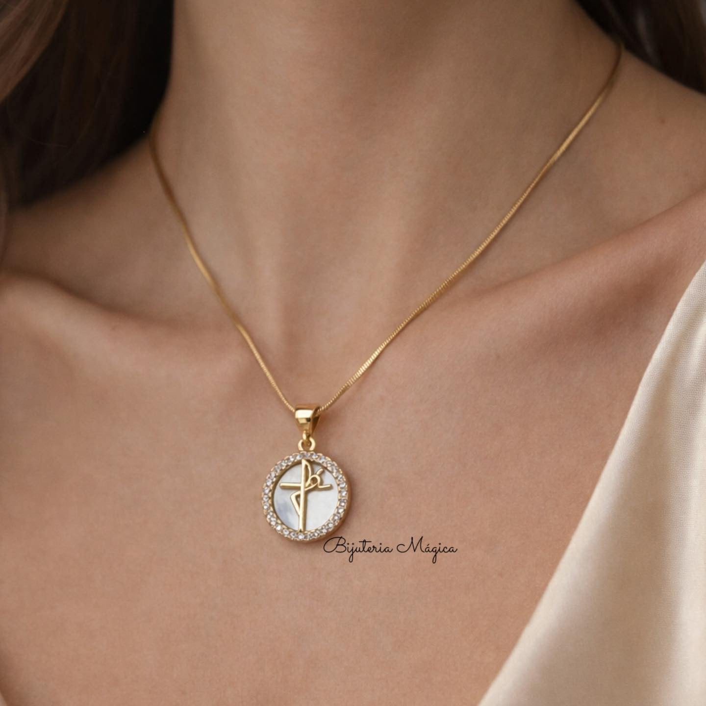 Colar Fé com Zircónias em Aço Dourado