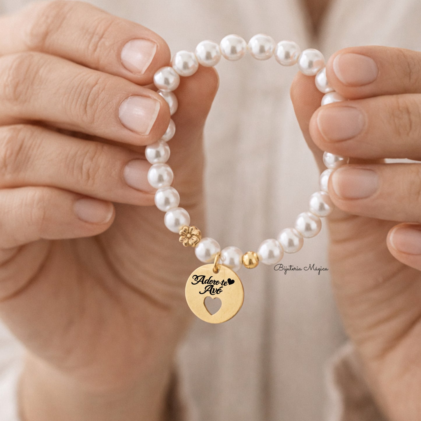Pulseira Elástica de Pérolas com Medalha “Adoro-te Avó” em Aço Inoxidável