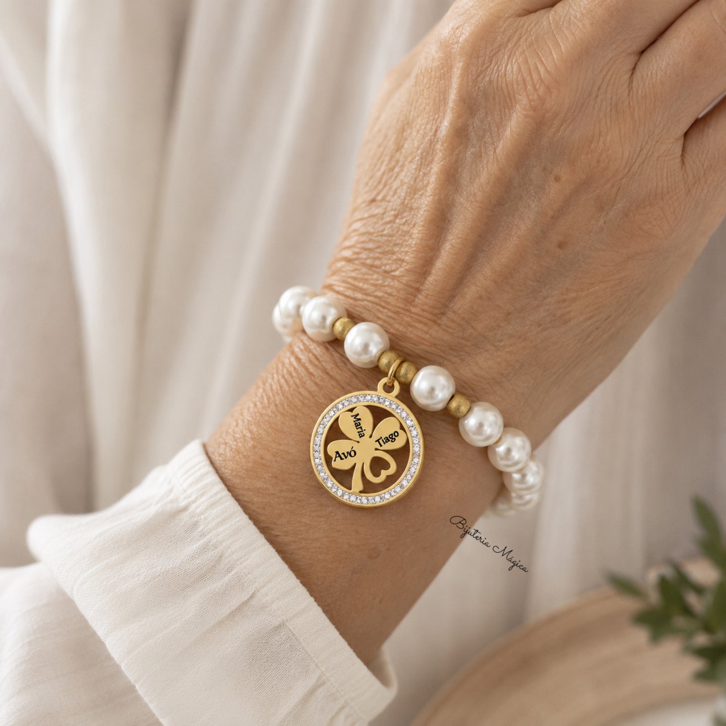 Pulseira Elástica de Pérolas com Trevo Personalizado em Aço Inoxidável