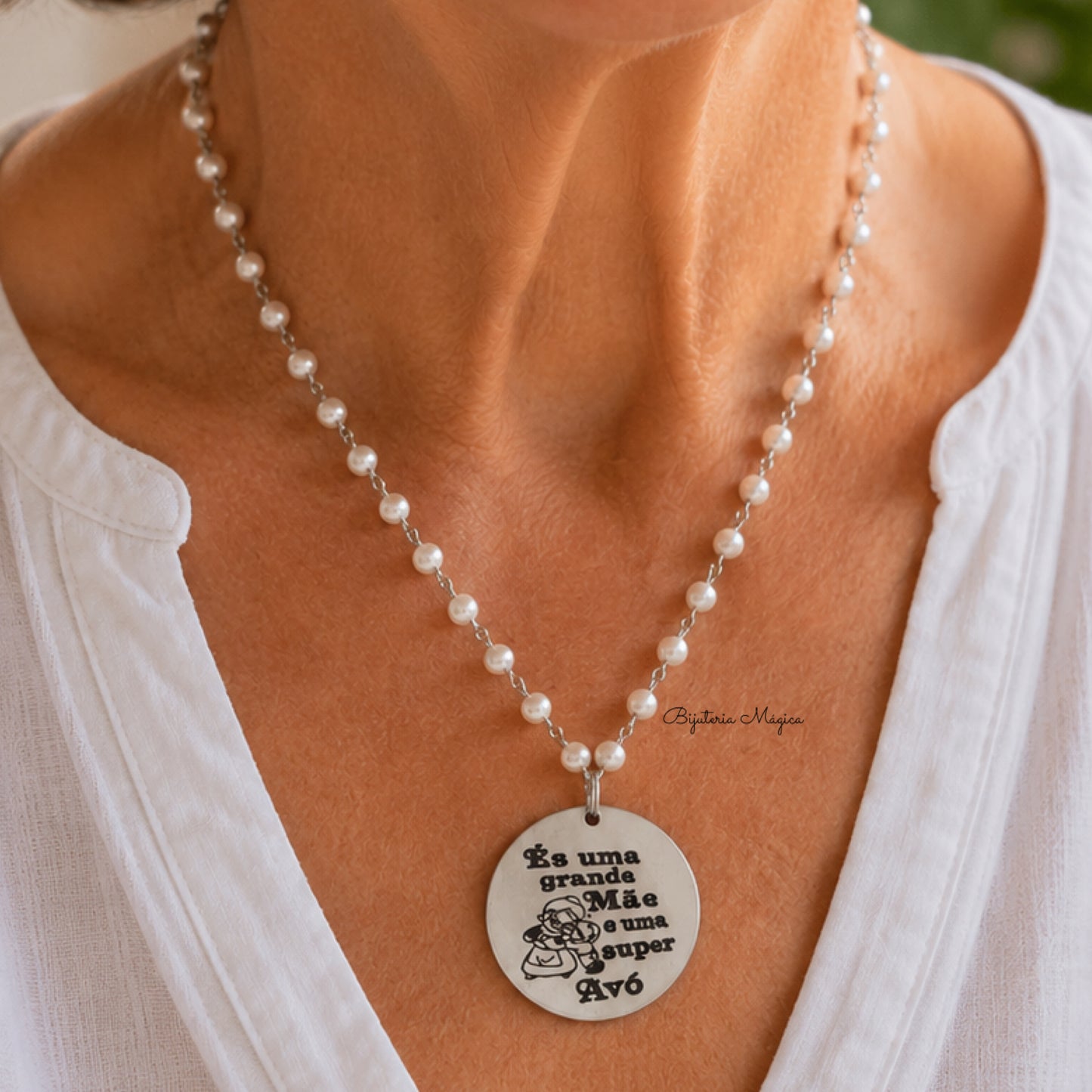 Colar em Pérolas com Medalha “És uma Grande Mãe e uma Super Avó”