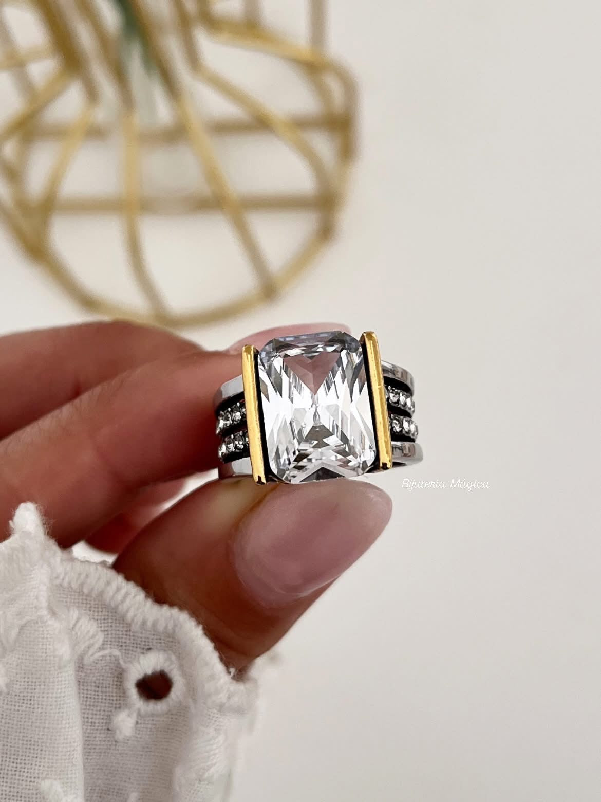 Anel Elegância Pedra Retangular Bicolor