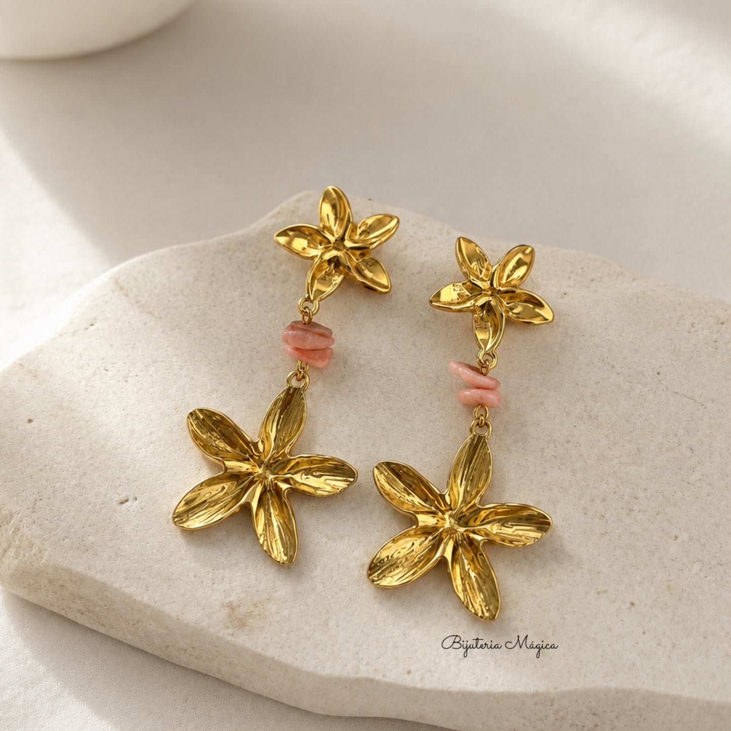 Brincos Flor Dourada Coral