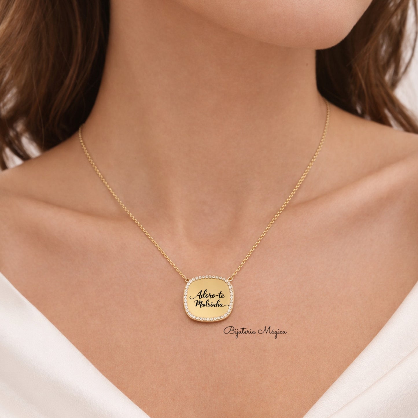 Colar Madrinha Medalha Quadrada Brilhante em Aço Dourado