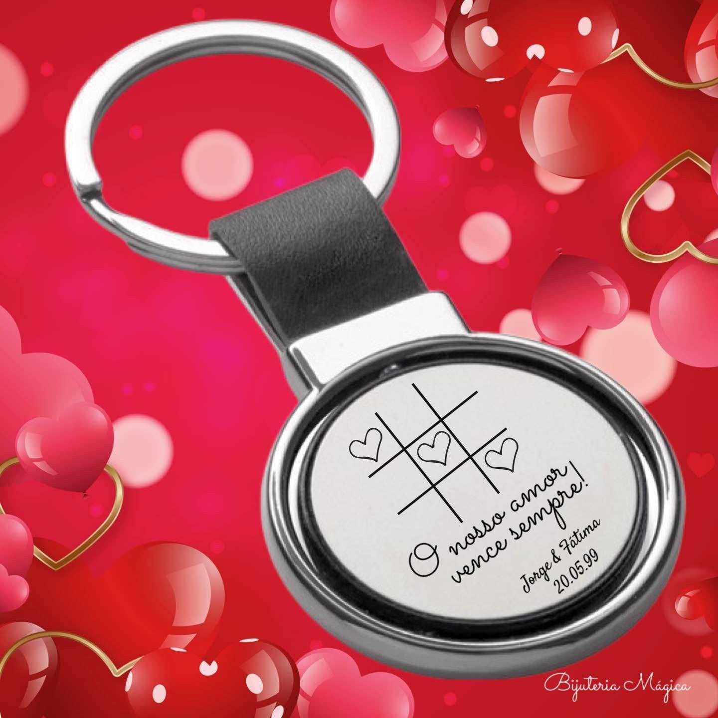 Porta-Chaves Redondo em Metal e PU Personalizado – “O nosso amor vence sempre”