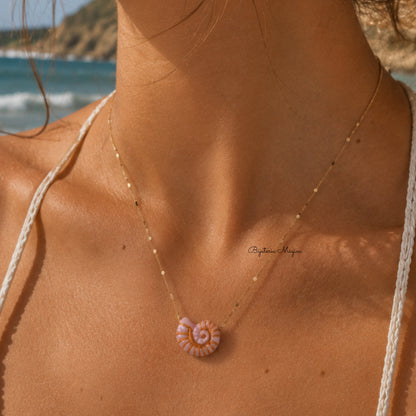 Colar Concha Rosa em Aço Dourado