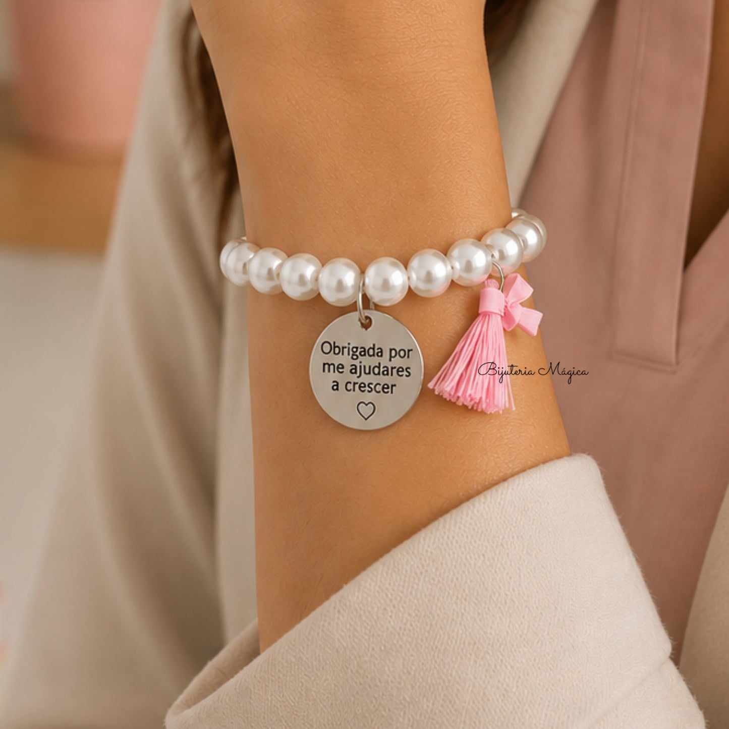 Pulseira Pérolas Elástica com Medalha Personalizada