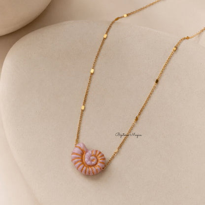 Colar Concha Rosa em Aço Dourado