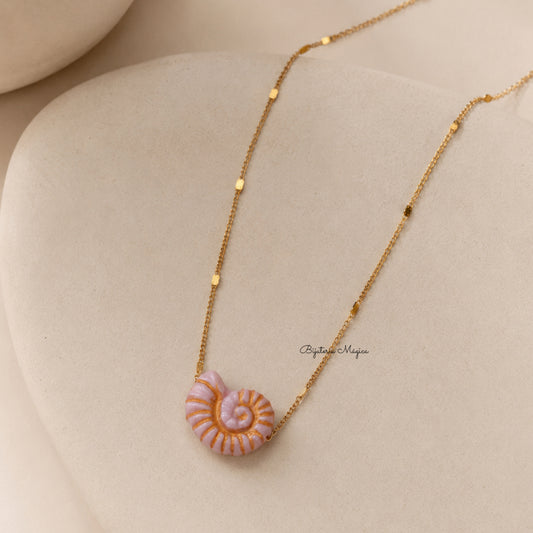 Colar Concha Rosa em Aço Dourado