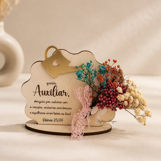 Placa Decorativa Personalizada com Flores Naturais – Auxiliar