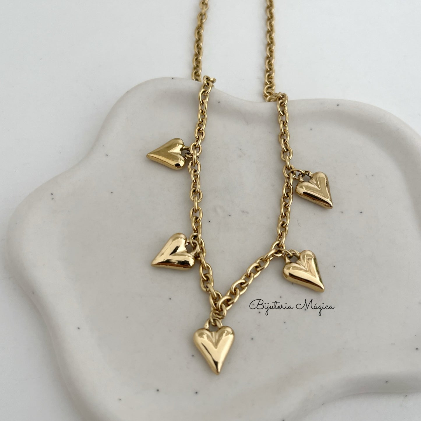 Colar Dourado com Corações Pendentes
