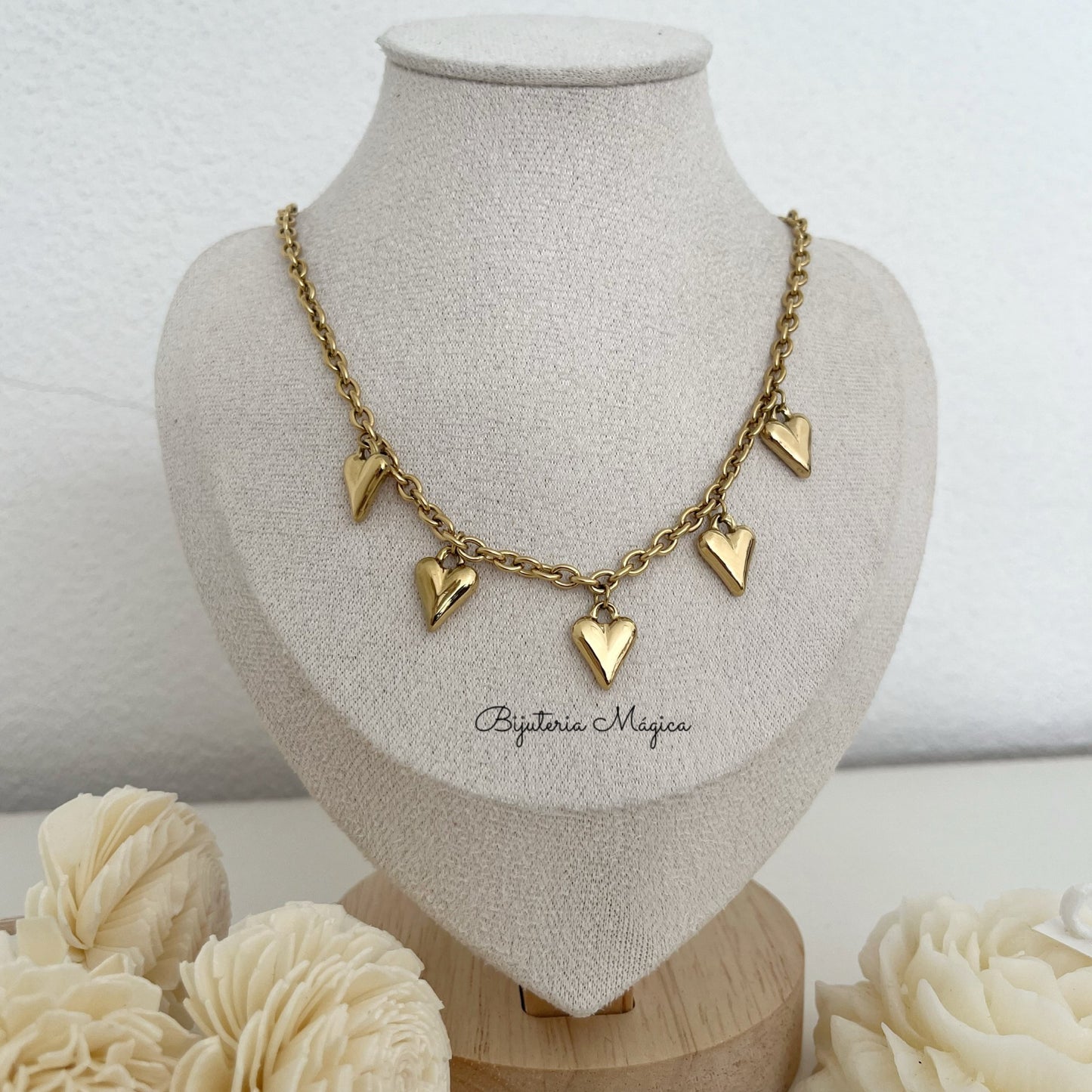 Colar Dourado com Corações Pendentes