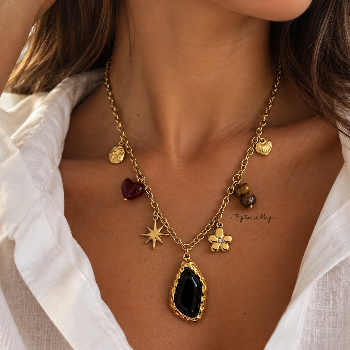 Colar Amuletos Dourado com Pedra Castanha