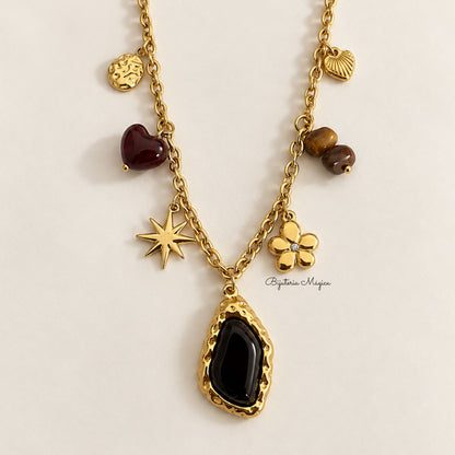 Colar Amuletos Dourado com Pedra Castanha