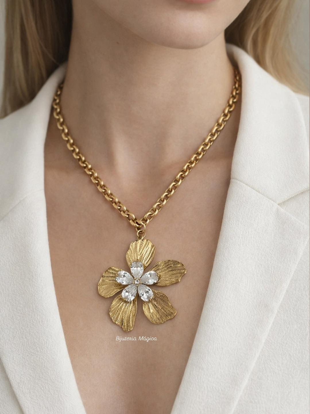 Colar Flor Dourada com Cristais em Aço Inoxidável