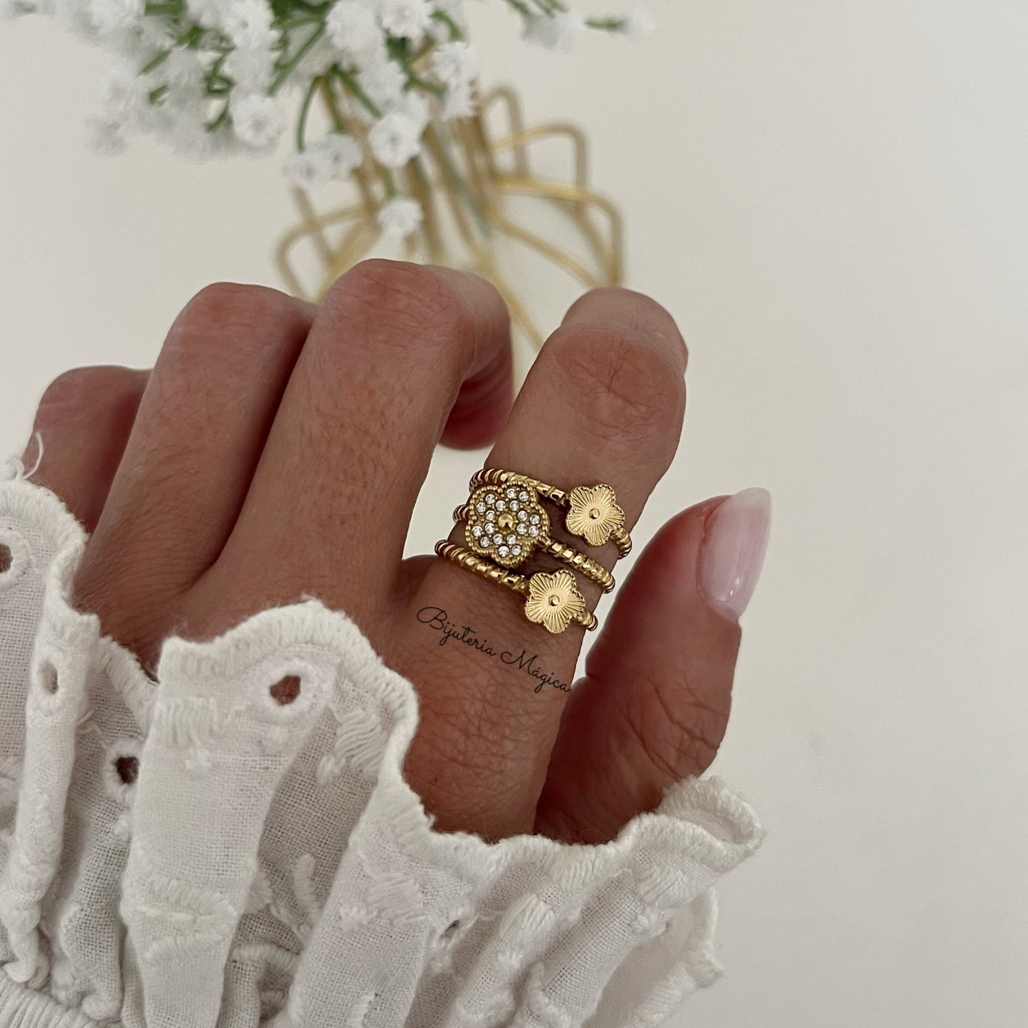Anel Ajustável Flores Brilho Dourado em Aço