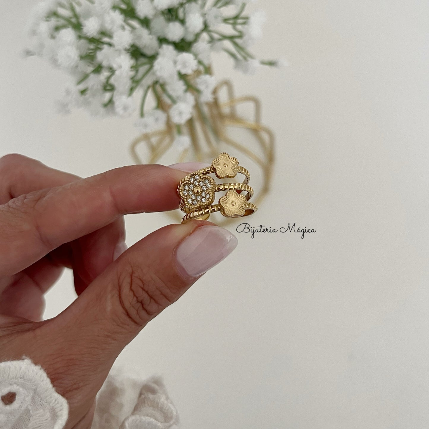 Anel Ajustável Flores Brilho Dourado em Aço