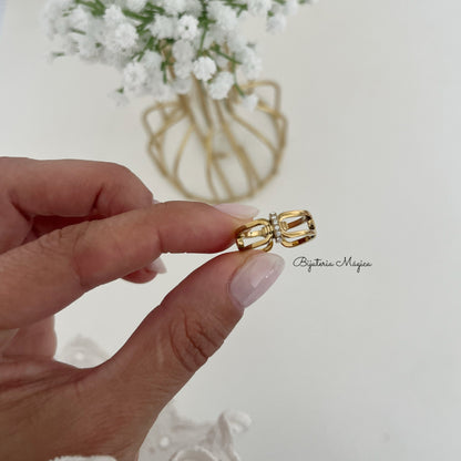 Anel Elegance Dourado em Aço com Detalhe Brilhante