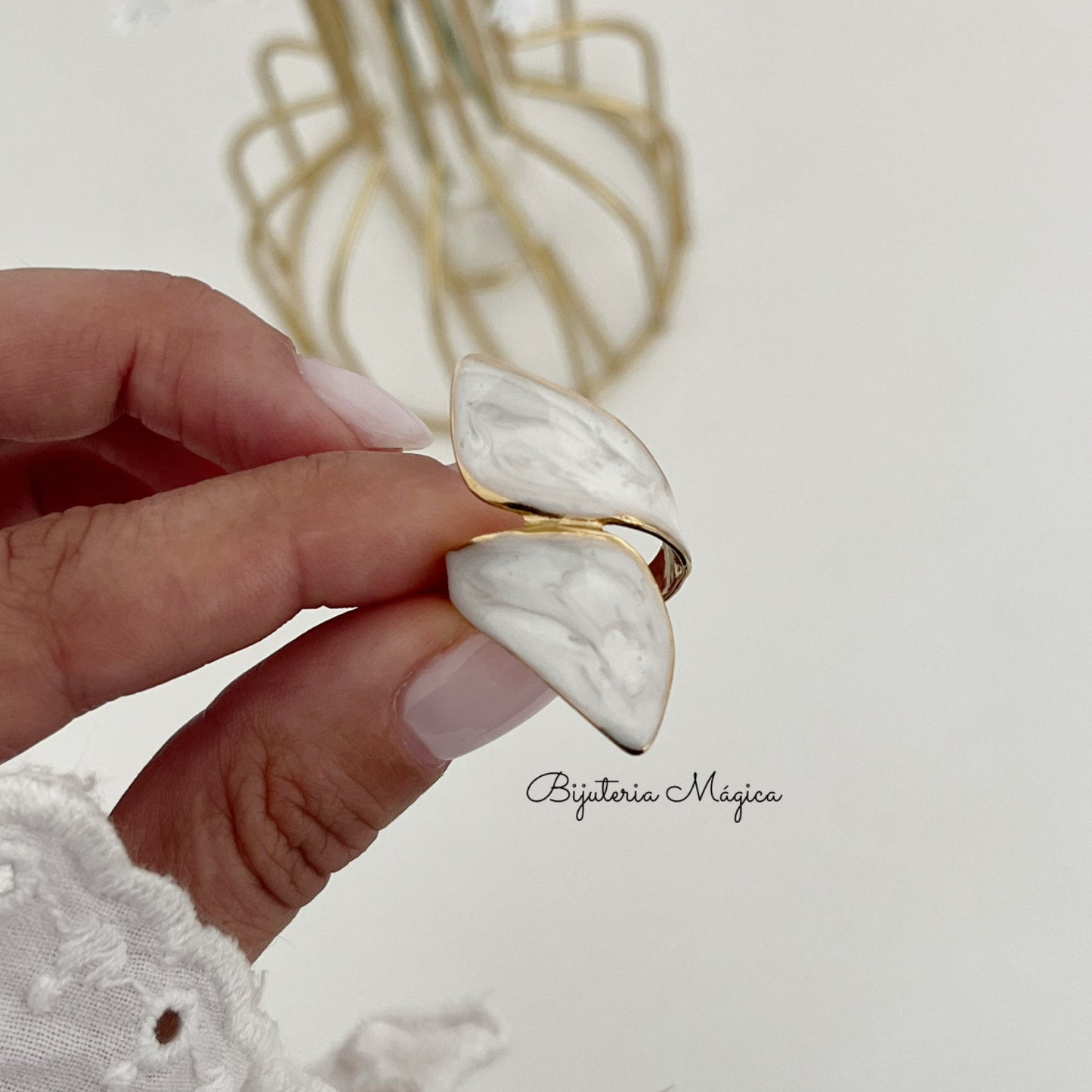 Anel Folhas Madrepérola Elegante