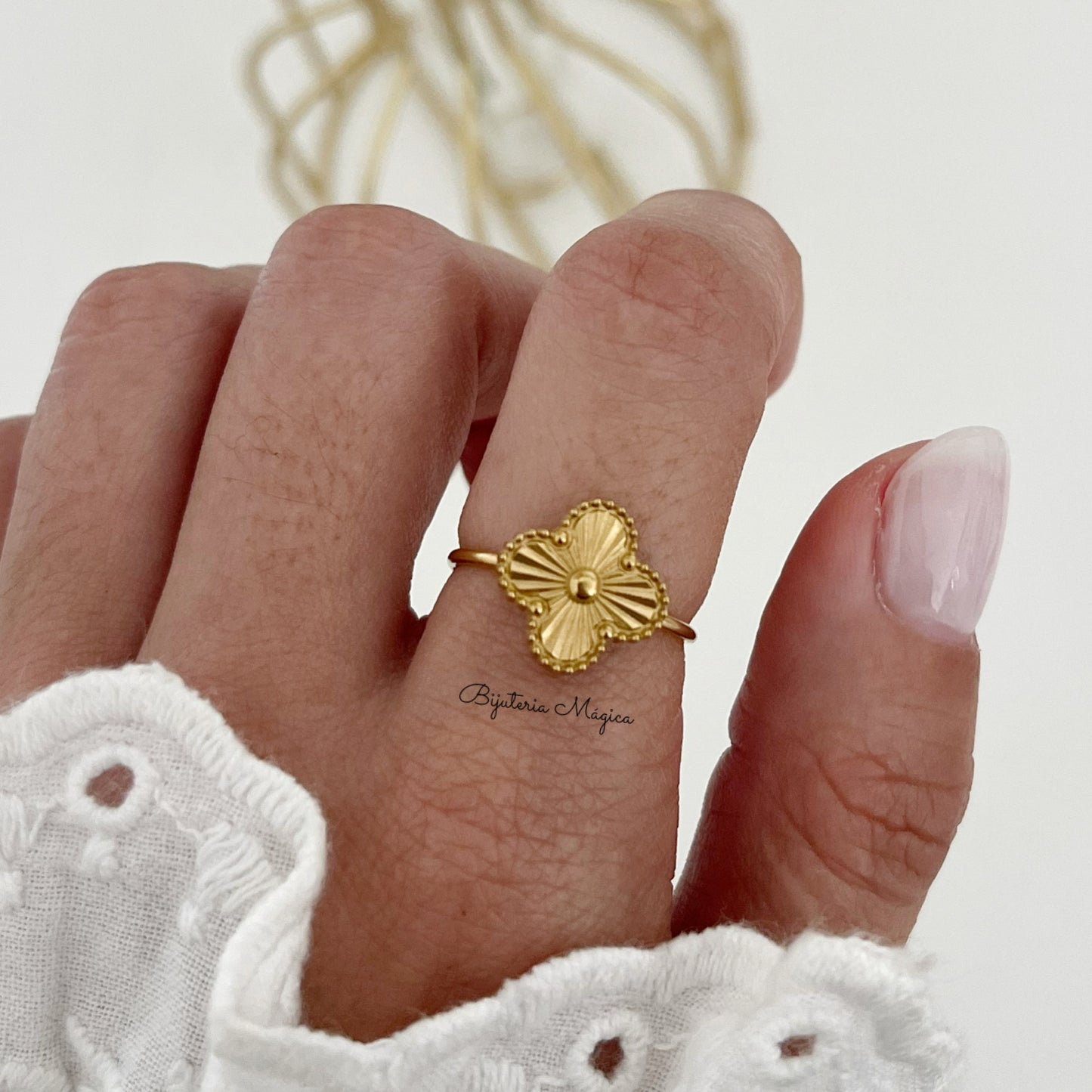 Classic Golden Clover Ring