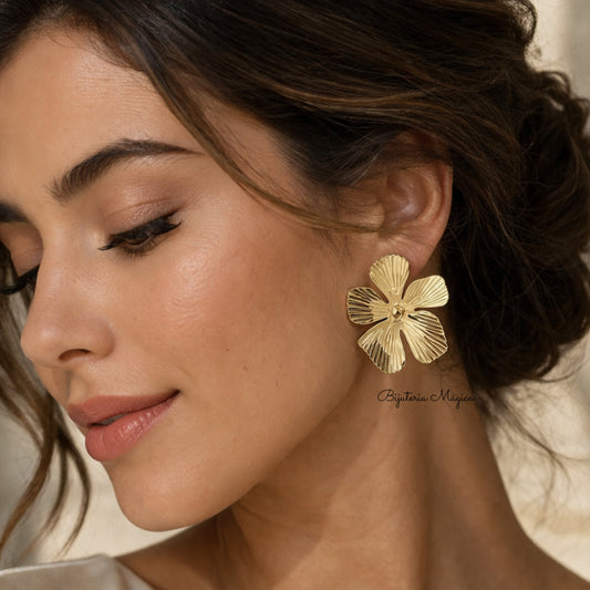 Brincos Flor Elegance Dourados em Aço Inoxidável