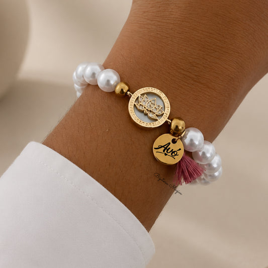 Pulseira Elástica em Aço com Pérolas, Flor de Lótus e Medalha “Avó”