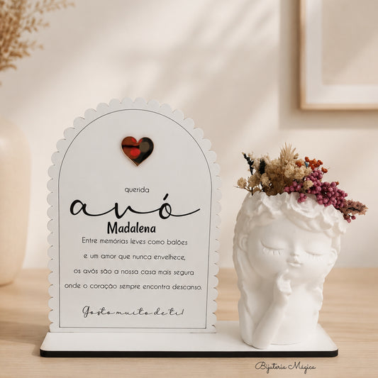 Placa Decorativa com Vaso Minimalista e Flores Naturais para Avós