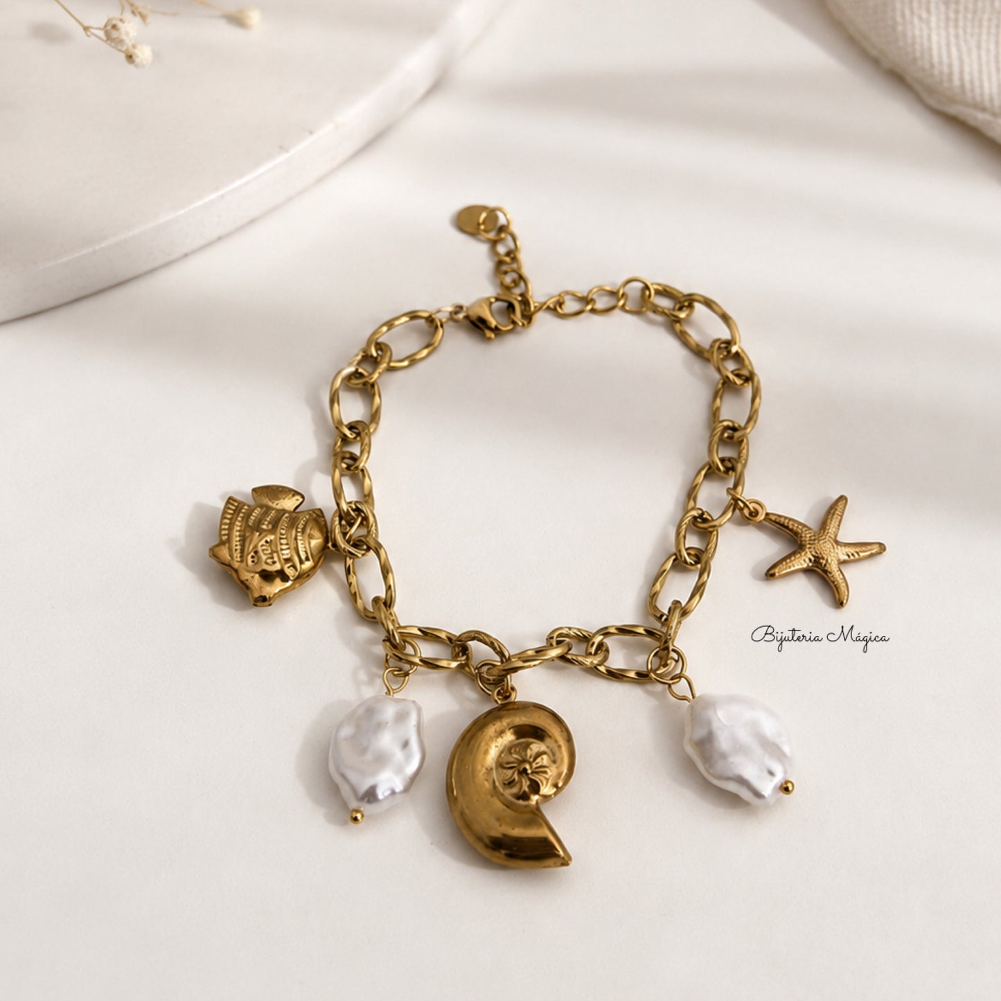 Pulseira Oceano em Aço com Pérolas e Charms Marinhos Dourados