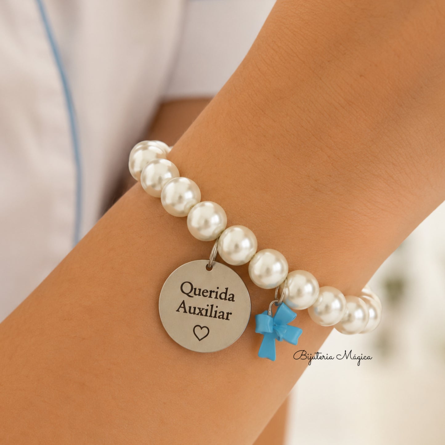 Pulseira Elástica de Pérolas com Pingente Personalizado