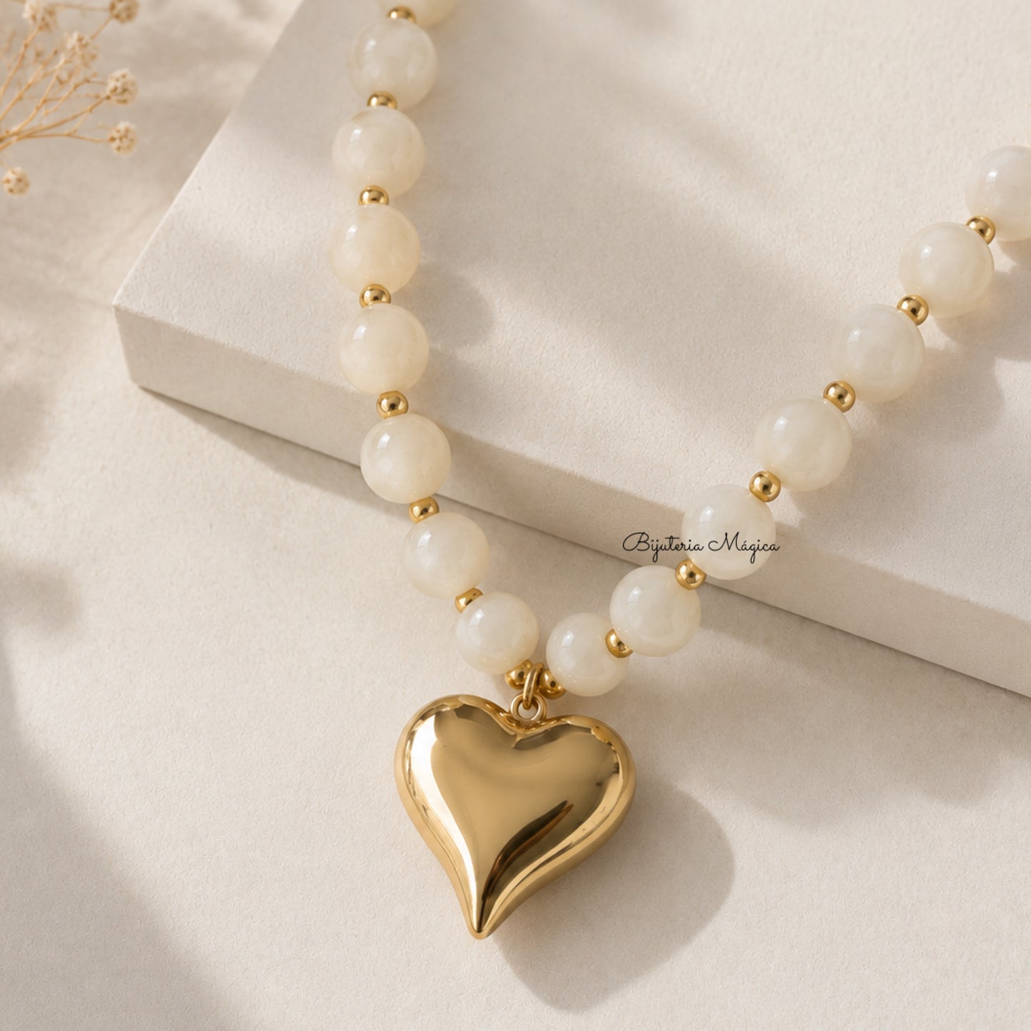 Colar Pérolas com Coração Dourado