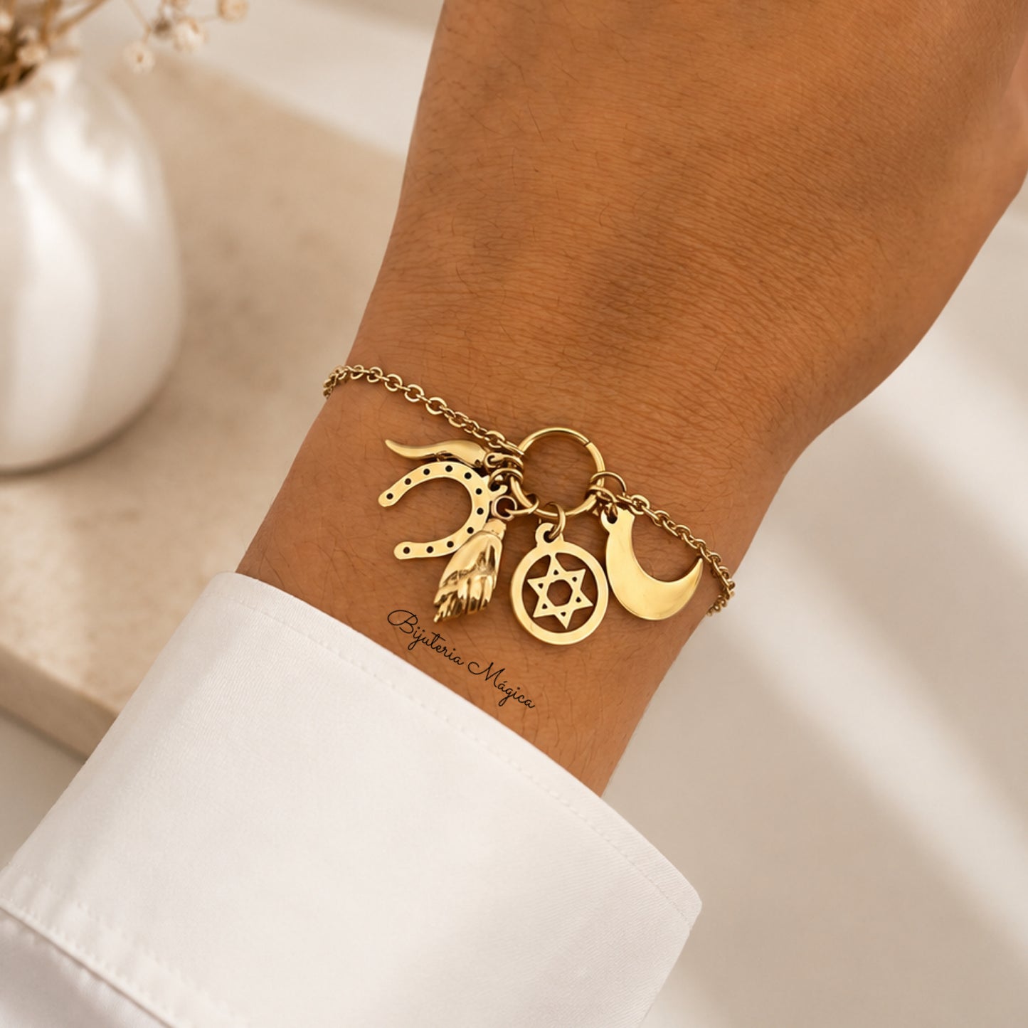 Pulseira Amuletos da Sorte Dourada em Aço Inoxidável