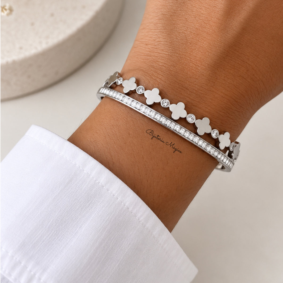Pulseira Rígida Trevos Prateada