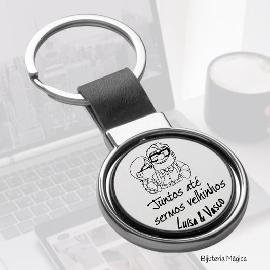 Porta-Chaves Redondo em Metal e PU Personalizado – “Juntos até sermos velhinhos”
